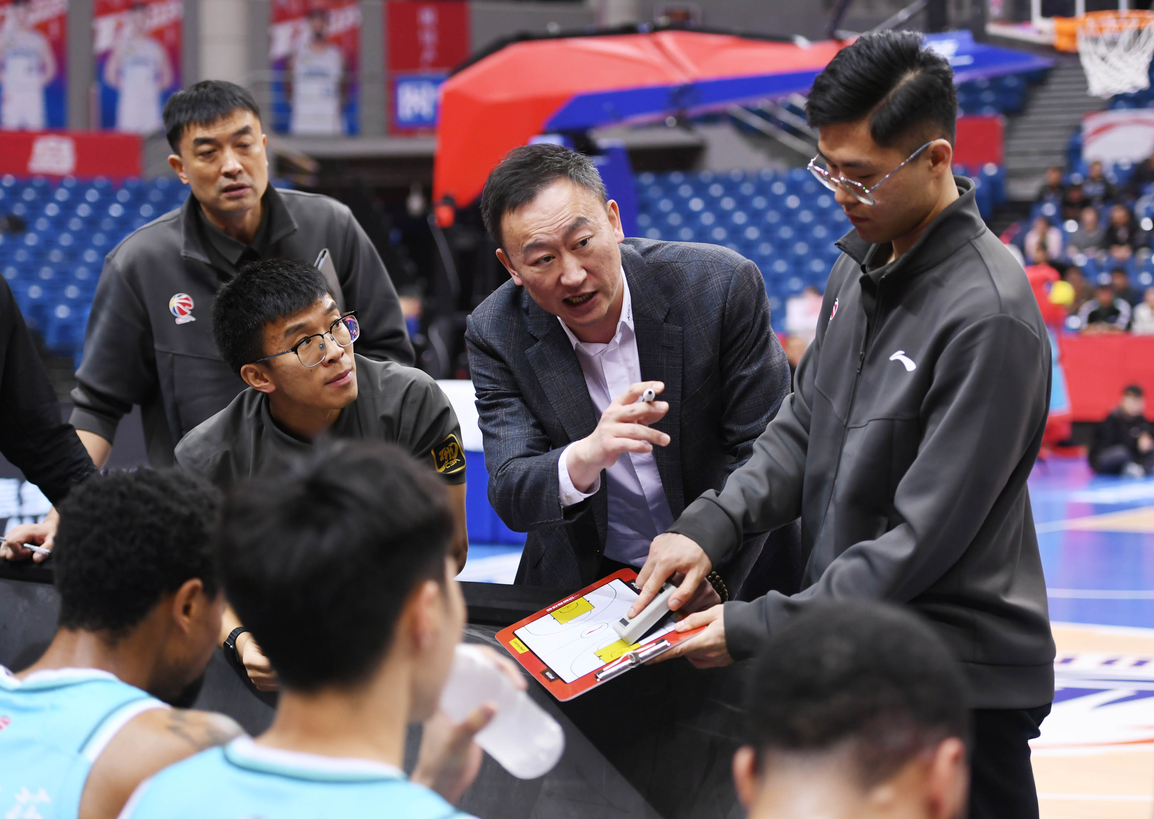 关于拉齐奥今夜官宣签约，志在CBA常规赛名次提升，球迷炸锅，阵容厚度经受考验的信息