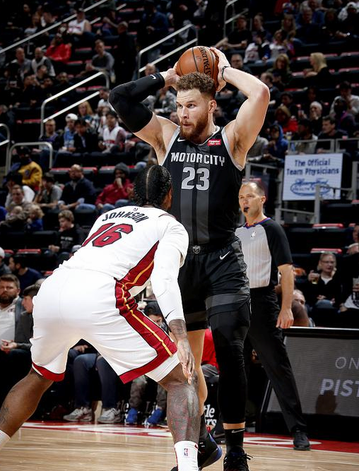 巴塞罗那训练开放日,关键时刻临场应变引欢呼,全明星赛在即,轮换策略成焦点(皇马14冠夺冠球迷纪念) 巴塞罗那训练开放日,关键时刻临场应变引欢呼,全明星赛在即,轮换策略成焦点(皇马14冠夺冠球迷纪念)