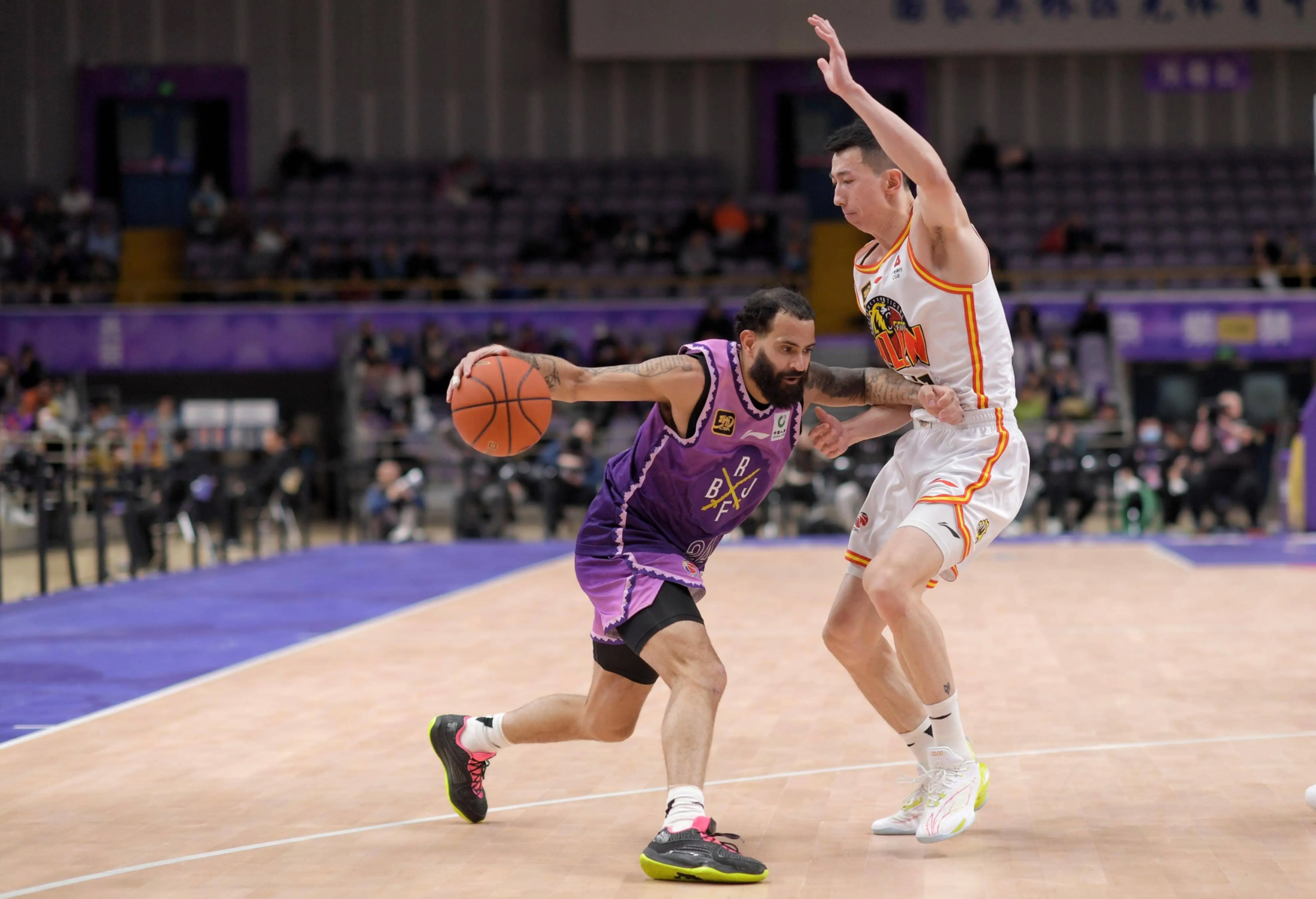 欧联赛程吃紧,山东男篮今晨篮板制胜,目标明确,阵容厚度经受考验(山东男篮人员名单详细资料) 欧联赛程吃紧,山东男篮今晨篮板制胜,目标明确,阵容厚度经受考验(山东男篮人员名单详细资料)