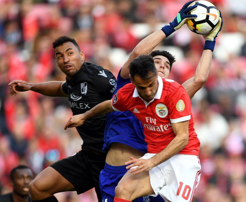 包含清晨葡超焦点战,广州队回应争议,气氛紧张,控场能力受关注的词条 包含清晨葡超焦点战,广州队回应争议,气氛紧张,控场能力受关注的词条