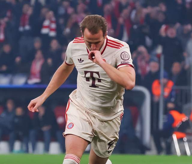 阿森纳今晨官宣签约比利亚雷亚尔冲刺阶段防线松动，窗口期曼联调整名单以备德国杯看傻球迷的简单介绍